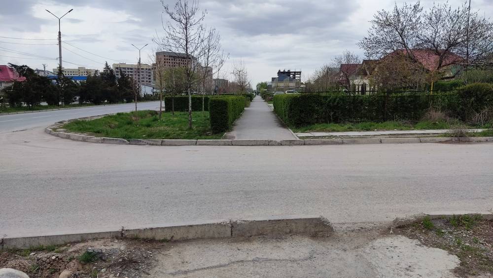 Тротуар на Южной магистрали упирается в бордюры. Фото горожанина