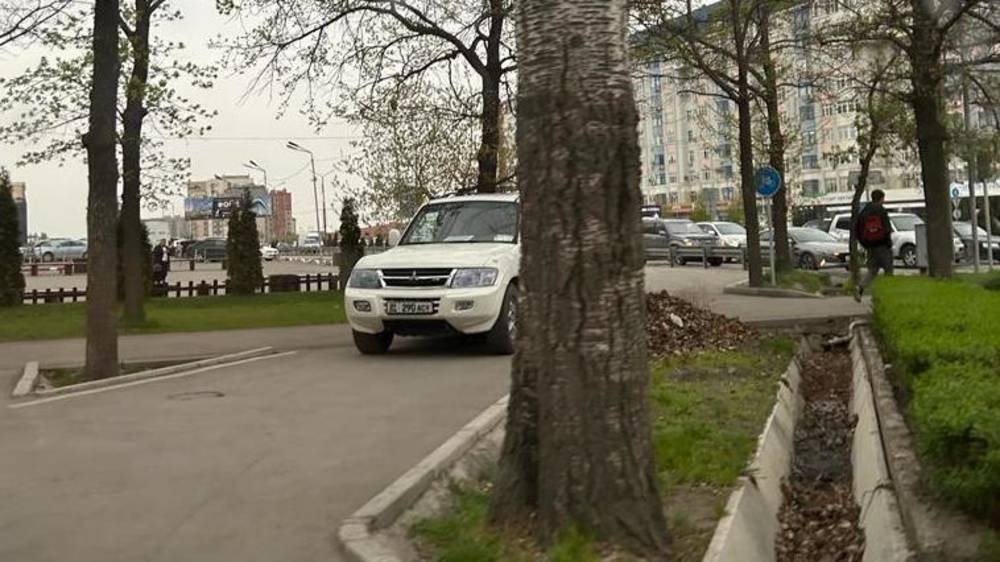 Внедорожник объезжает пробку на Южной магистрали по тротуару и велодорожке. Фото