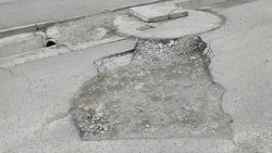В 12 мкр не восстановили дорогу после ремонта. Фото горожанина