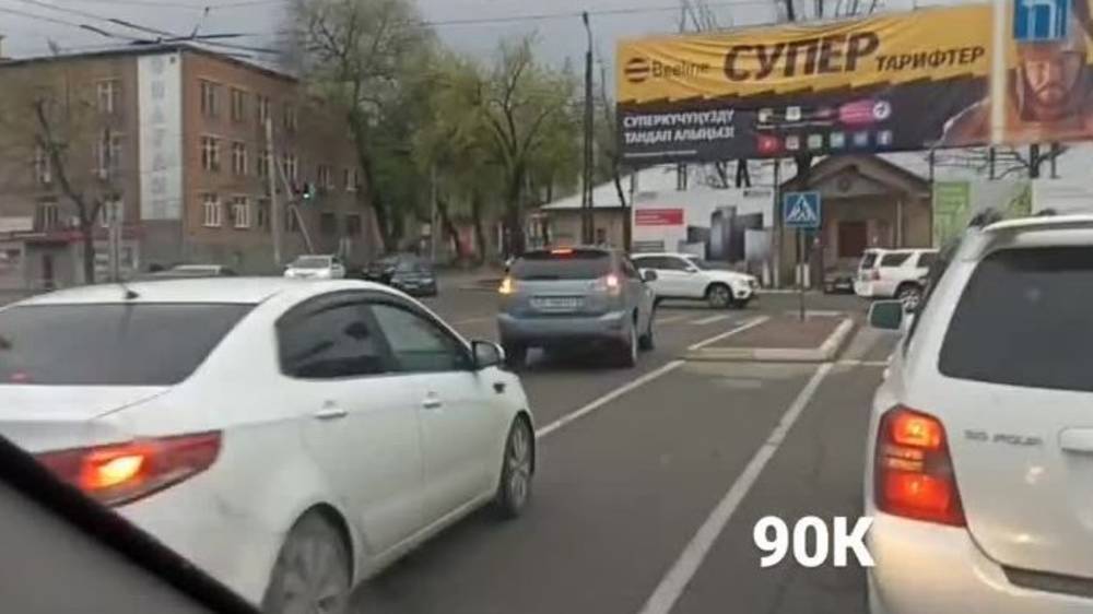 Водители массово нарушают. Видео горожанина