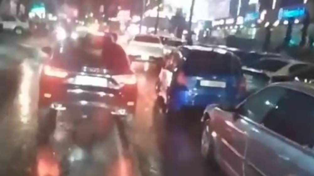 Припаркованные вторым рядом авто вынуждают выезжать на встречку. Видео горожанина