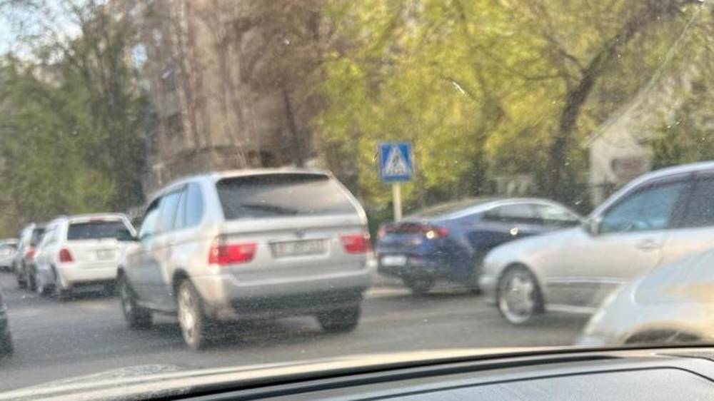 Парковка вторым рядом на Тыныстанова. Фото