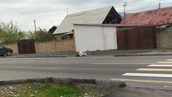 На Ахунбаева не убирают мусор. Фото горожанина