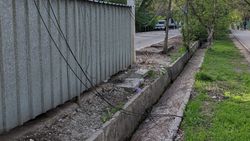 В 6 мкр торчат провода. Фото горожанина
