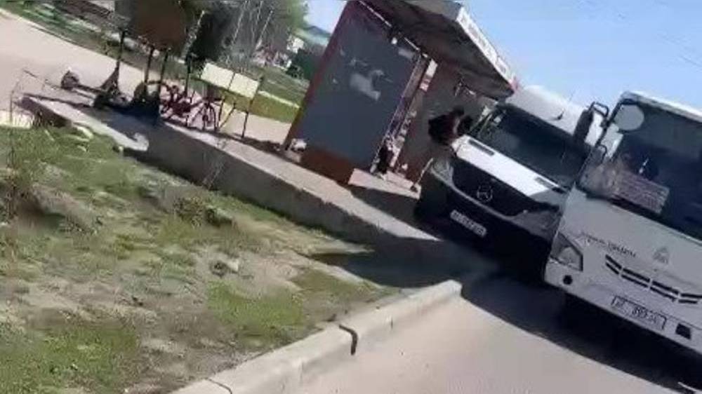 «Дорожные войны». Водитель маршрутки №193 рассказал, почему заехал на остановку. Видео