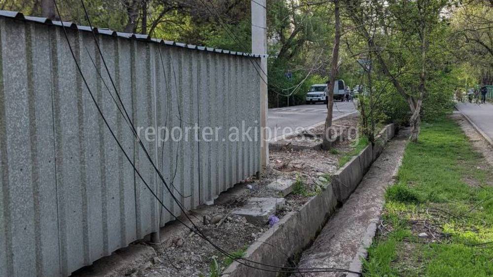 Торчащие провода в 6 мкр принадлежит «Мегалайн», - мэрия