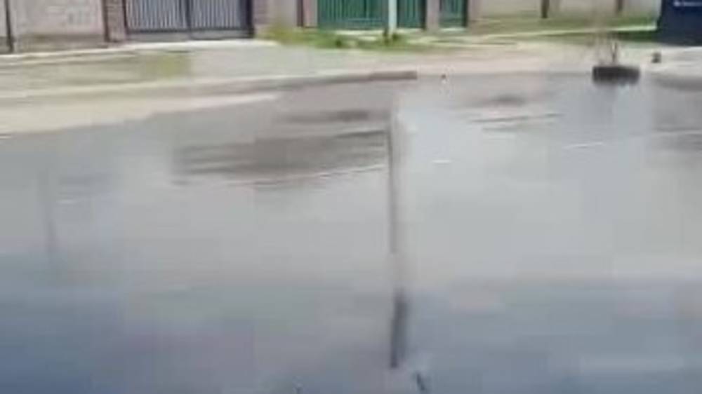 На ул.Мессароша вода из колодца топит дорогу. Видео