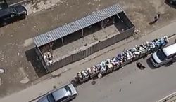 В Джале неизвестные огородили мусорную площадку, а контейнеры вынесли на дорогу. Видео