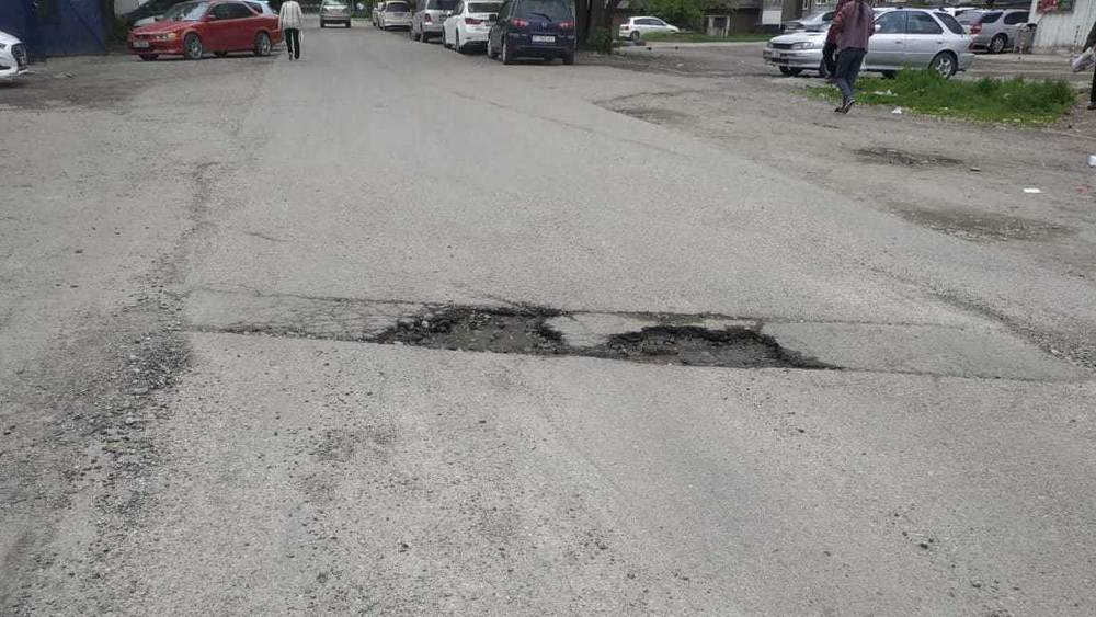 Ямы на дорогу на Достоевского. Фото горожанина
