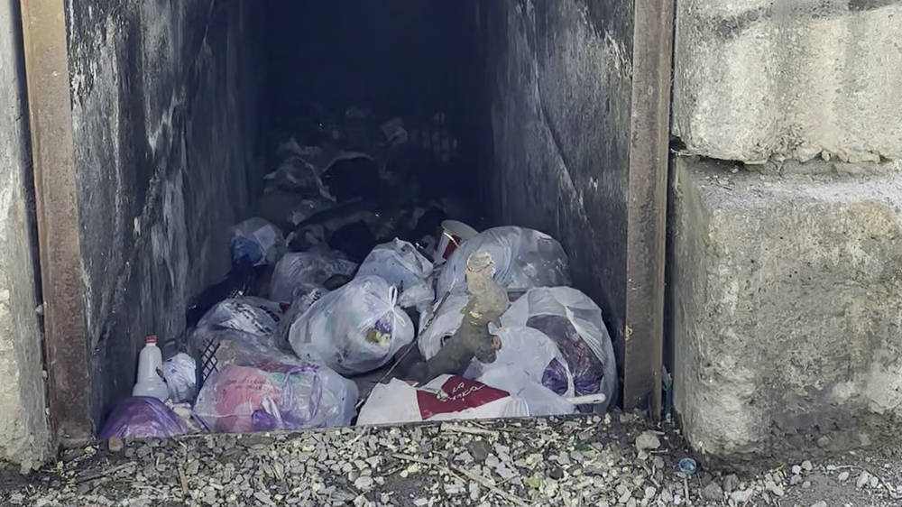 В 7 мкр вход в сооружение открыт и завален мусором. Видео