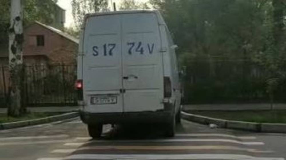«Спринтер» припарковали на «зебре». Видео
