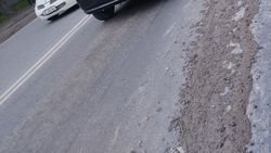 На Льва Толстого бетономешалка разлила на дорогу бетон. Фото