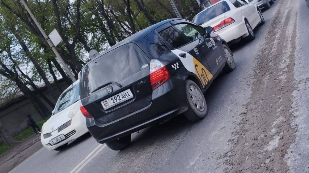 На Льва Толстого бетономешалка разлила на дорогу бетон. Фото