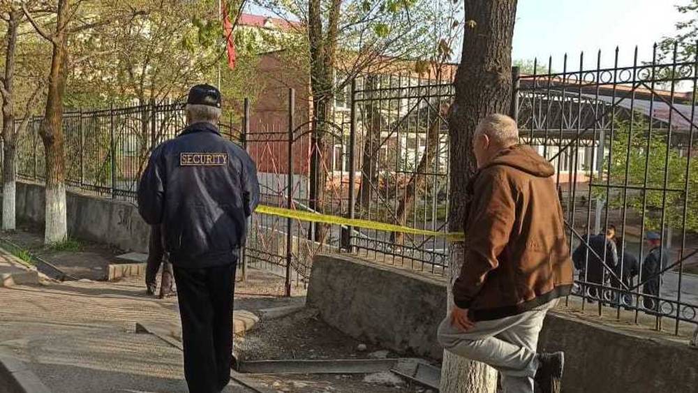 В школах Бишкека эвакуировали учеников. Видео горожан