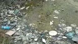 Канал возле ТЭЦ завален мусором. Видео горожанки