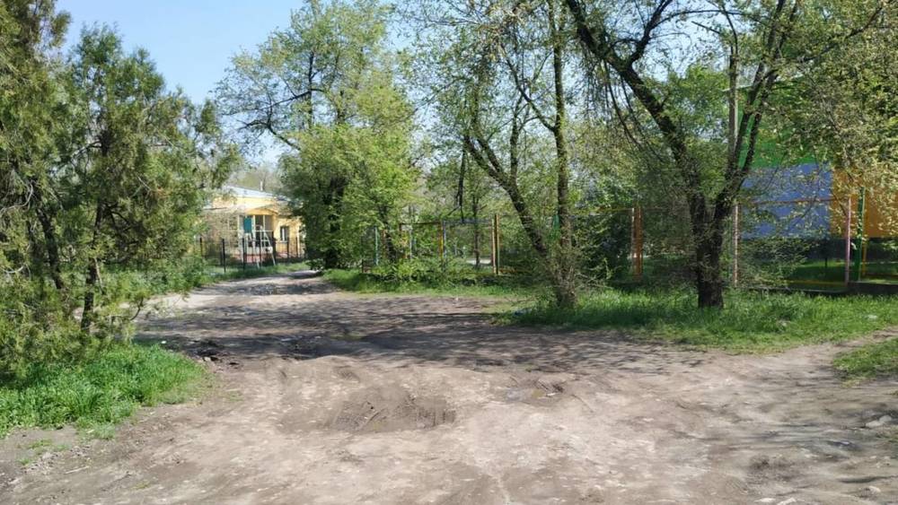 Водители превратили тротуар между садиками в 3 мкр в дорогу, - горожанка