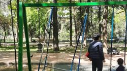 На бульваре Эркиндик сломаны качели. Фото горожанина