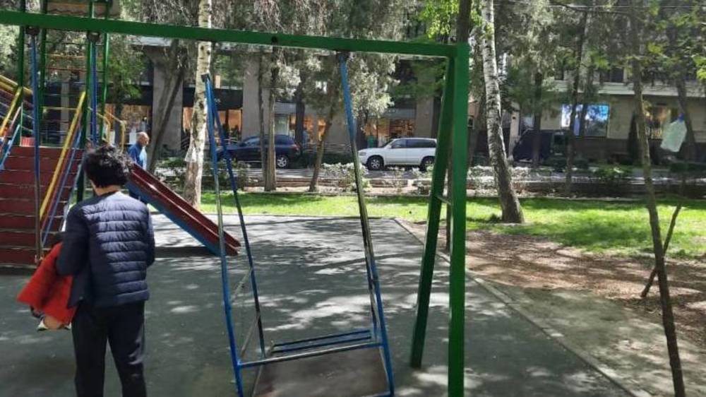 На бульваре Эркиндик сломаны качели. Фото горожанина