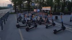 Тротуар на Южной магистрали заставлен самокатами. Фото