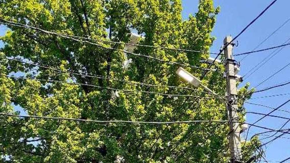 На Панфилова днем горят фонари. Фото горожанина