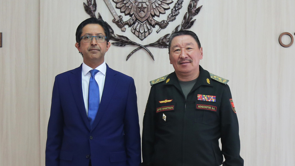 Посол Пакистана и министр обороны Кыргызстана.