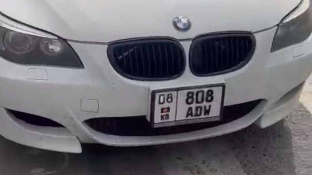 BMW 525 припарковали на «зебре» возле ЦОНа. Фото