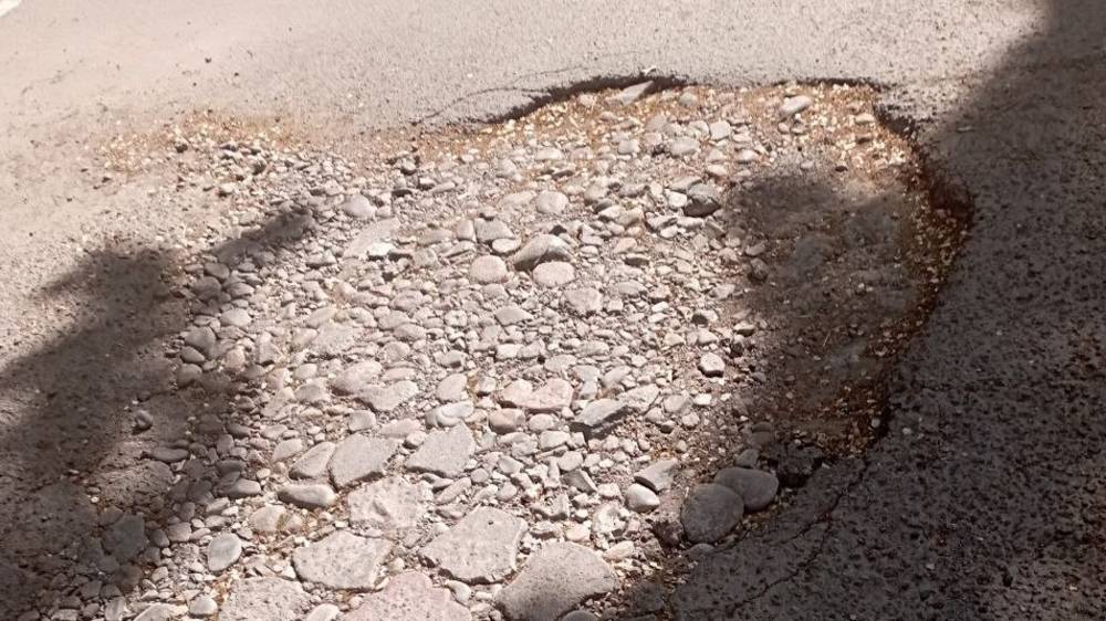 Горожанка жалуется на состояние дороги во дворе дома на Турусбекова. Фото
