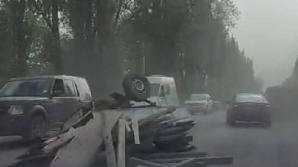 ДТП в Новопокровке. Посреди дороги лежит перевернутый прицеп. Видео с места аварии