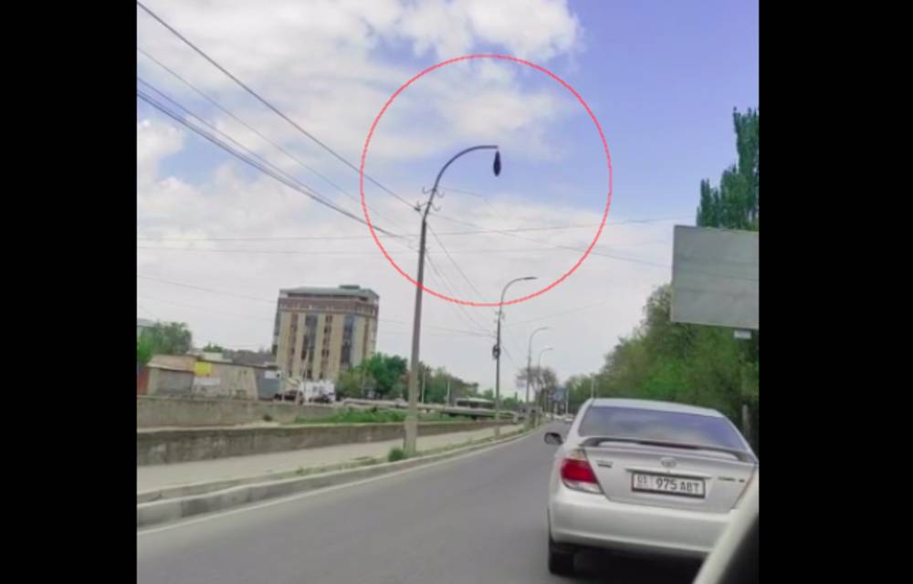 Фонарь на улице Малдыбаева скоро оторвётся, - горожанин