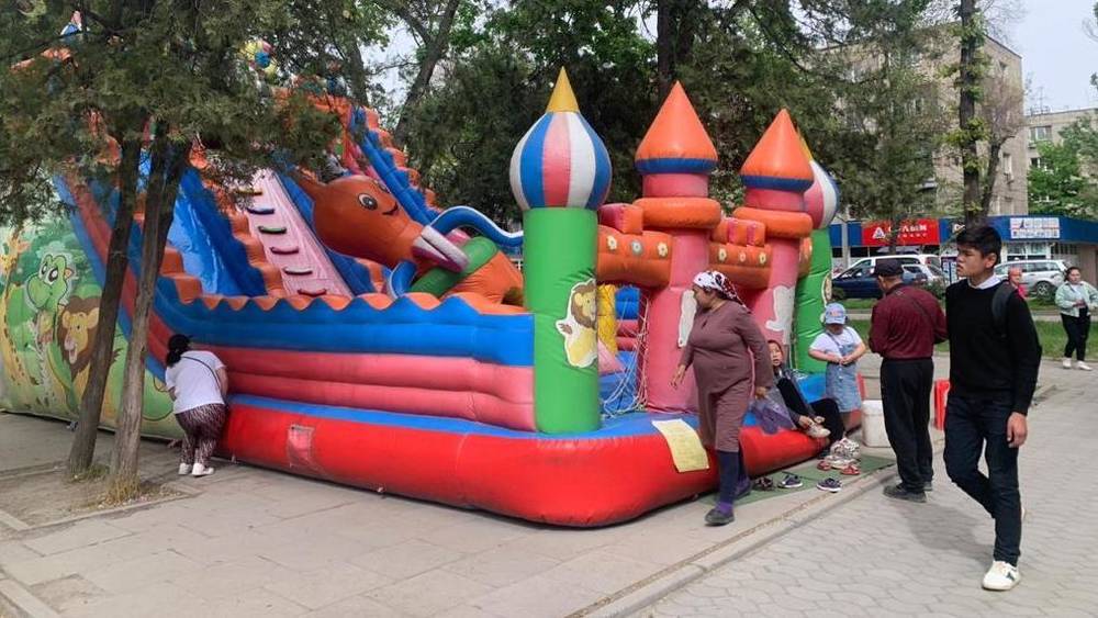 Ленинский акимиат демонтировал два батута на Молодой Гвардии. Видео и фото