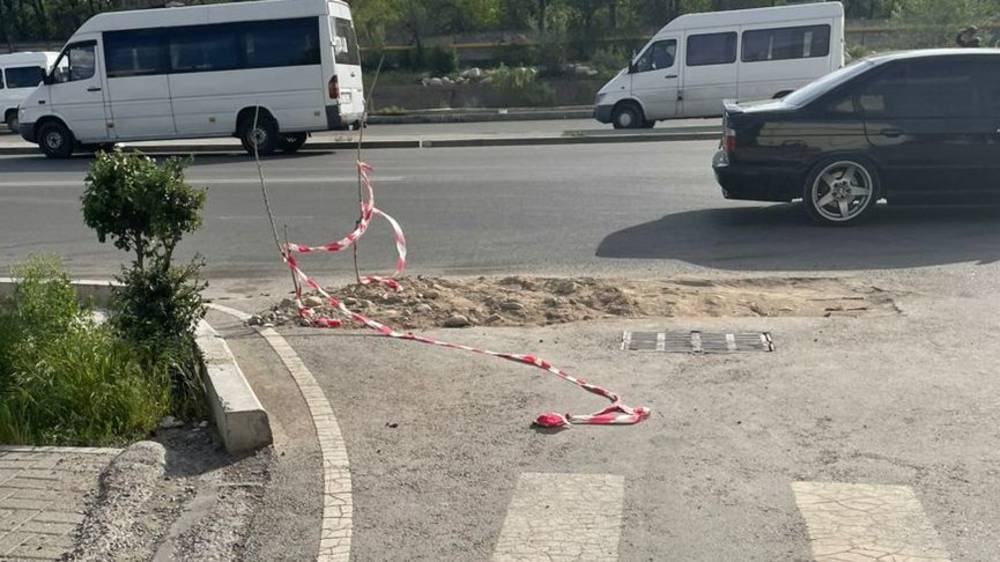 Кто восстановит асфальт на Каралаева после дорожных работ? Фото горожанина