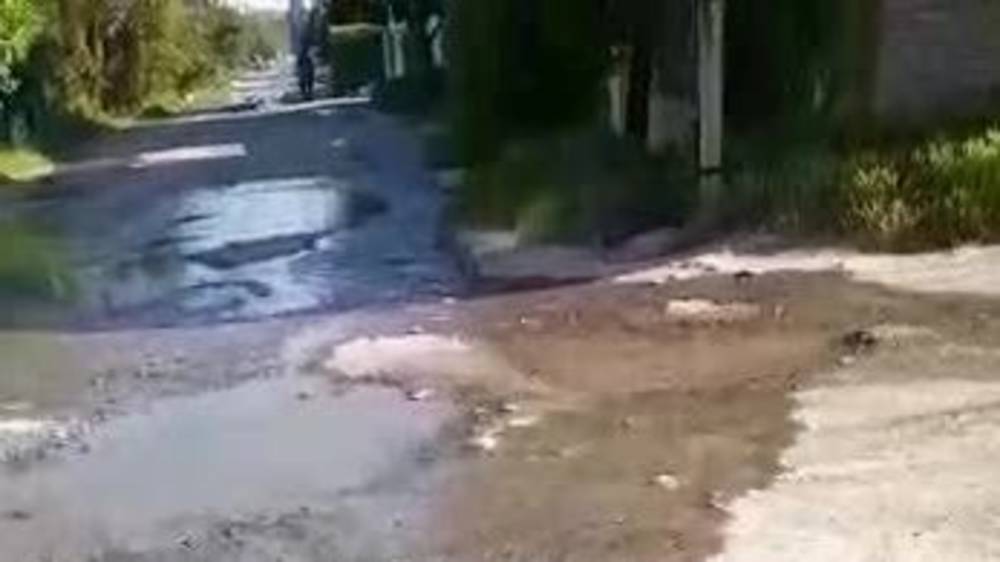 В Кок-Жаре вода из колодца топит дорогу. Видео