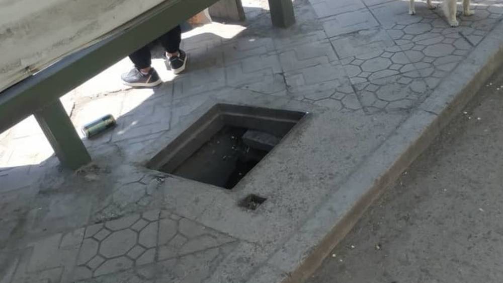 На остановке на проспекте Чуй украли все ливнеприводные решетки. Фото горожанина