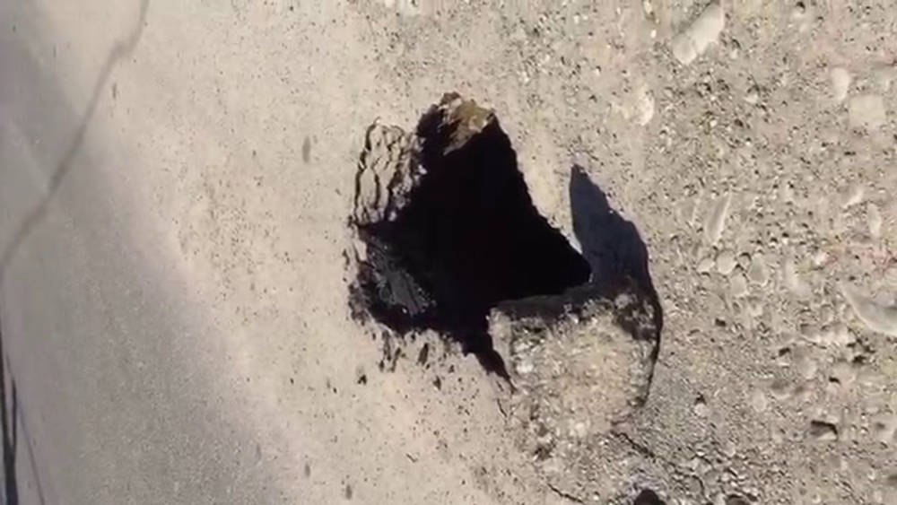На ул.Курчатова провалился асфальт. Видео