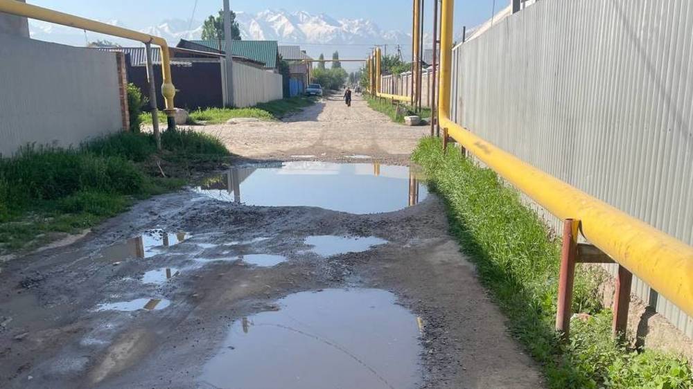 Огромная лужа на всю дорогу в жилмассиве Ала-Тоо. Фото горожанина