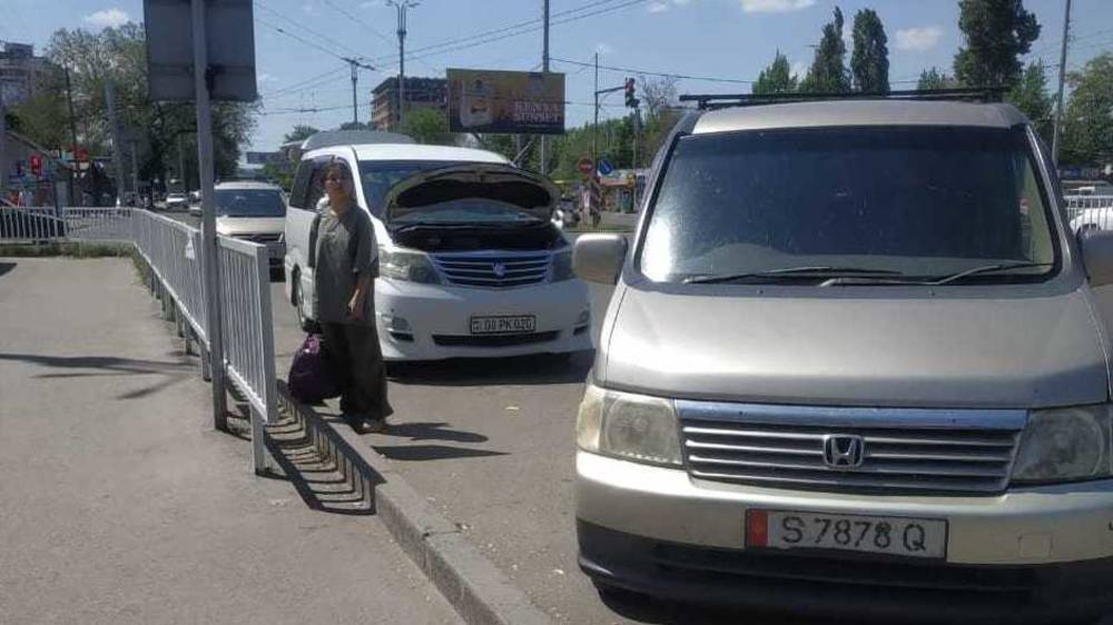 Остановка на Жибек Жолу заставлена таксистами. Фото