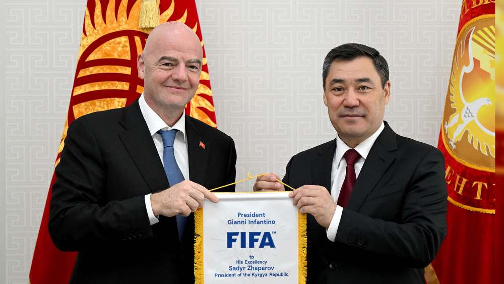 Садыр Жапаров менен Жанни Инфантино