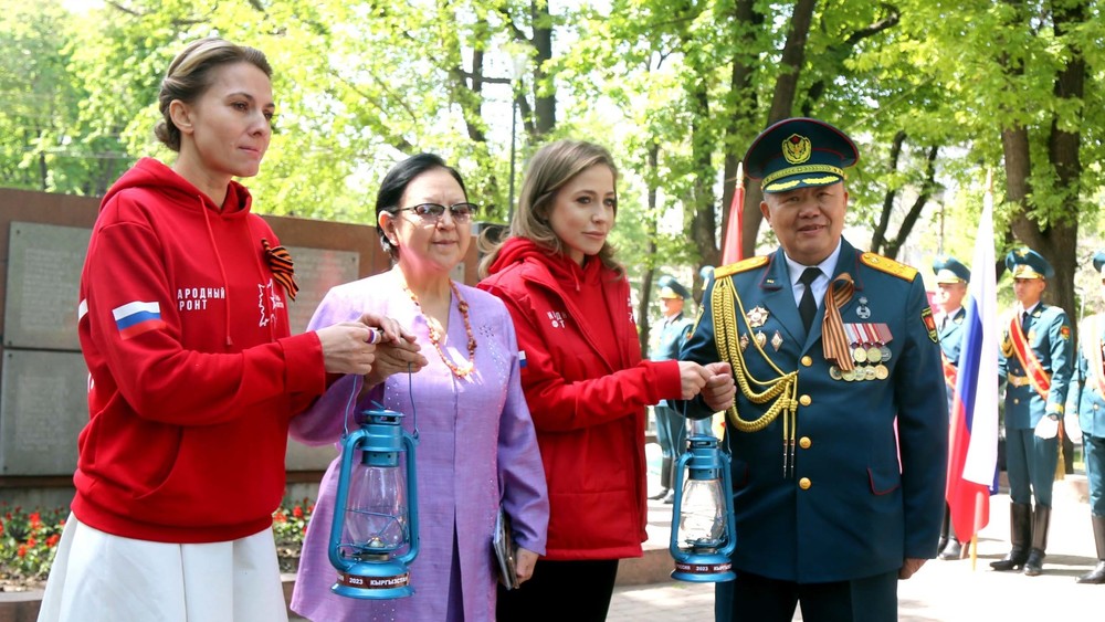 Слева - блогер РФ Екатерина Шугаева, глава Конгресса женщин КР Замира Акбагышева, телеведущая РФ Юлия Барановская.