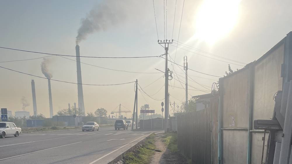 На ул.Путепроводной тротуар сужается, а затем пропадает. Фото горожанина