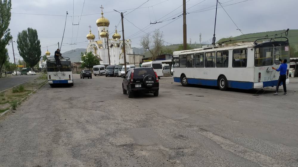 Асфальт на конечной троллейбусов в 12 мкр в ужасном состоянии. Фото горожанина