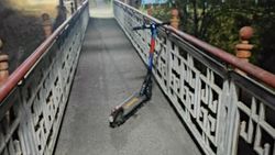 Электросамокаты оставили посреди моста, полностью перекрыв проход. Фото горожанина