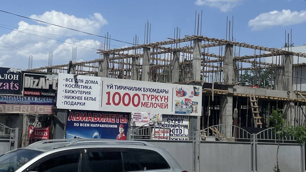 Горожанин жалуется на качество строительства здания на Чуй-Бейшеналиевой. Фото