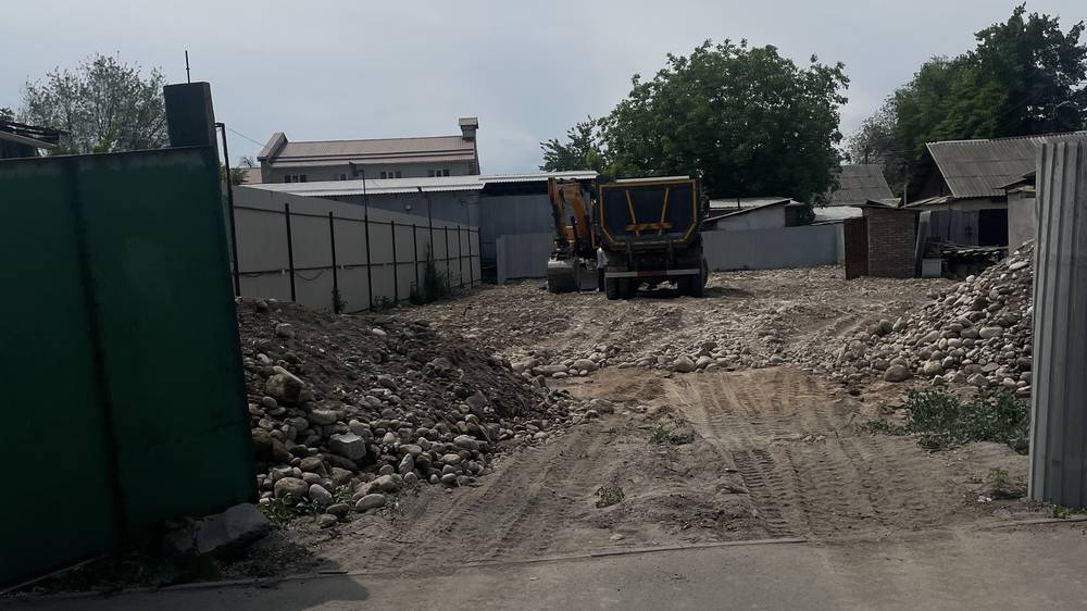 Стройка на Дэн Сяопина уничтожила часть дороги, газон и тротуар. Фото горожанина