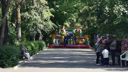 В сквере Тоголок Молдо стоит баннер, несмотря на заявление мэрии. Фото горожанина