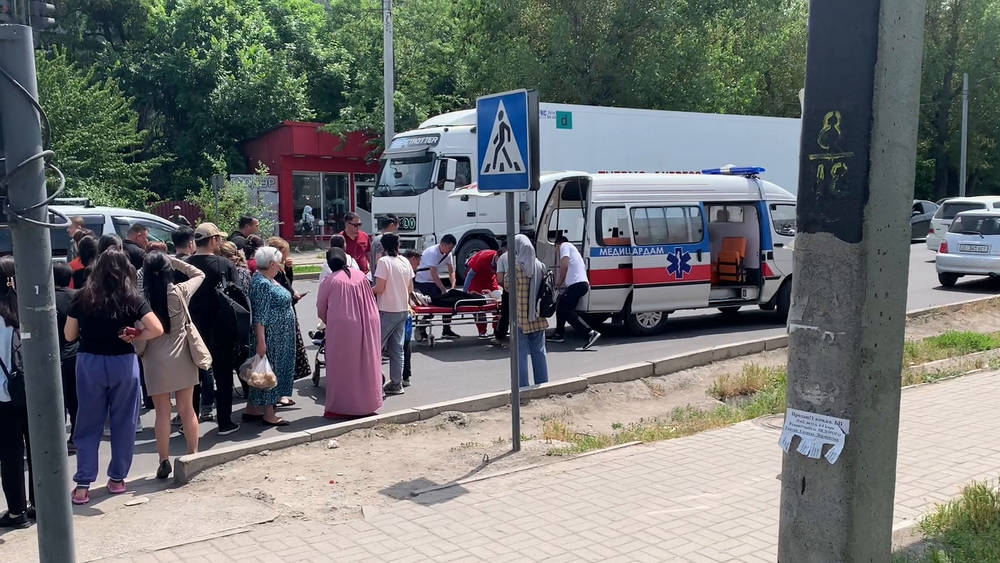 В Аламедине-1 девушка попала под маршрутку. Видео с места аварии
