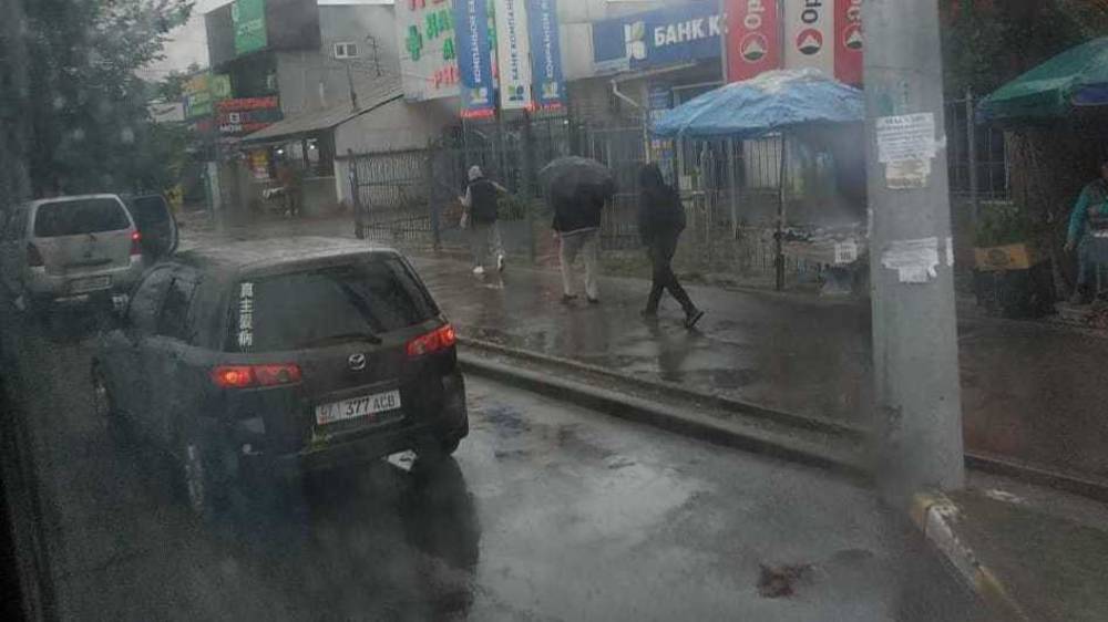Остановка на Жибек Жолу снова заставлена легковушками. Фото