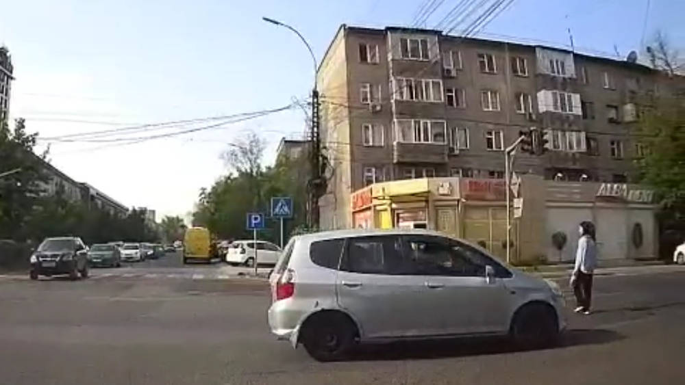 «Фит» проехал на красный, едва не сбив девушку на «зебре». Видео