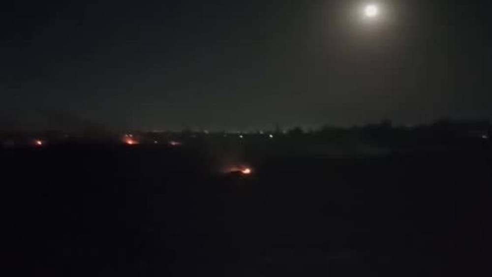 В новостройке Первомайского района поджигают свалку мусора. Видео жителя
