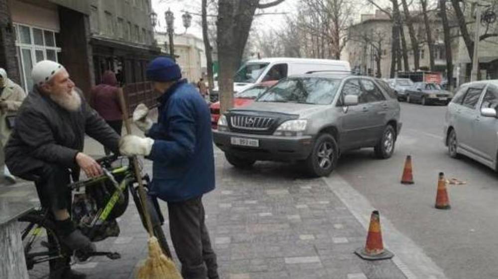 Кафе Yusa вновь поставила ограничители парковки, несмотря на запрет мэрии. Фото горожанина