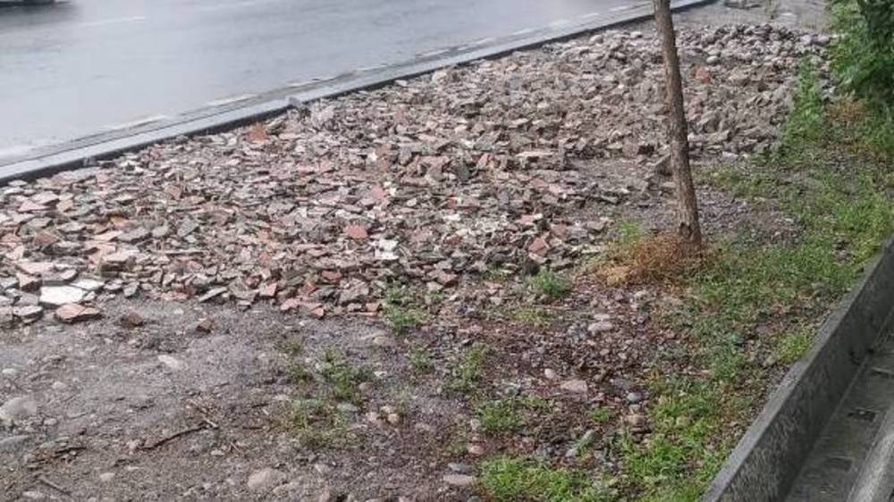 На Жантошева строймусор складируют на обочине. Фото горожанина
